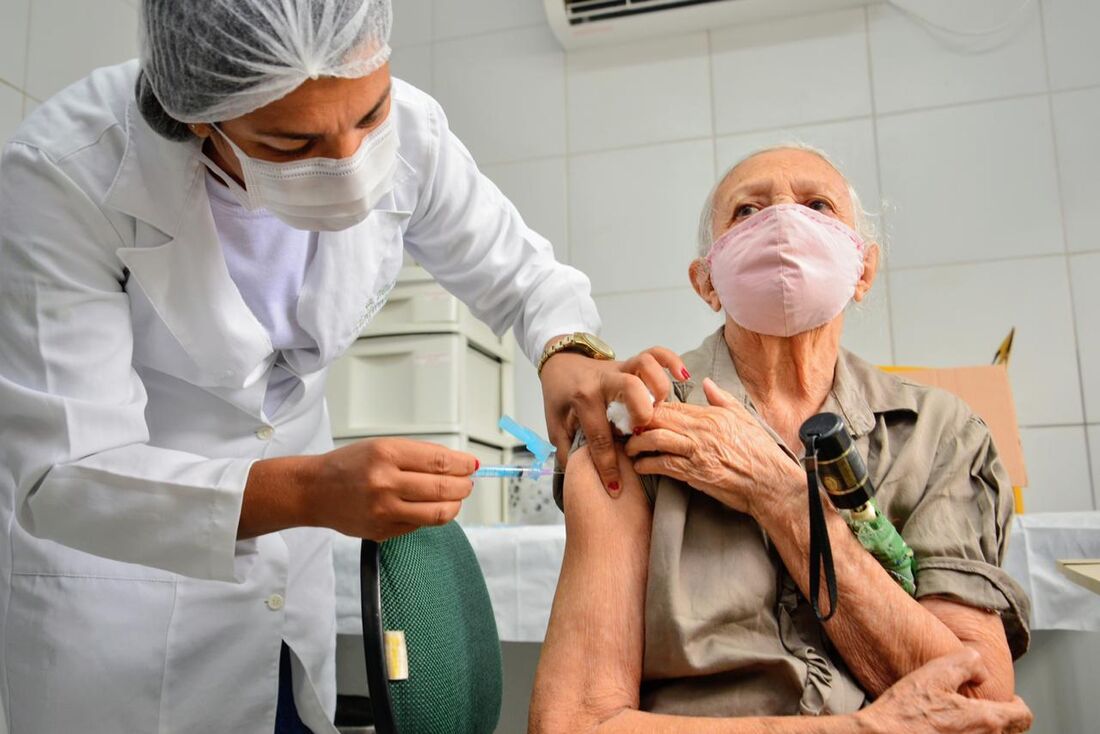 Maria dos Prazeres Lima, de 88 anos, foi a primeira a se vacinar