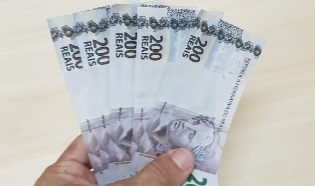 Cédulas falsas de R$ 200 encontradas com o pedreiro