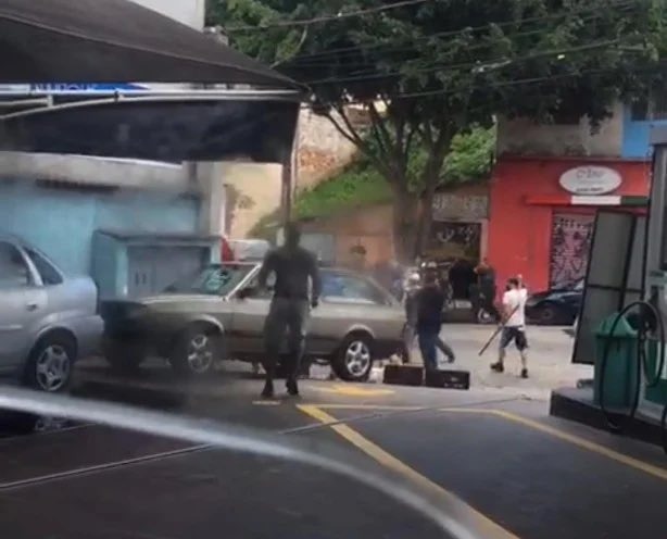 De acordo com a Polícia Militar, duas pessoas foram baleadas, um torcedor corintiano morreu e outro está hospitalizado.