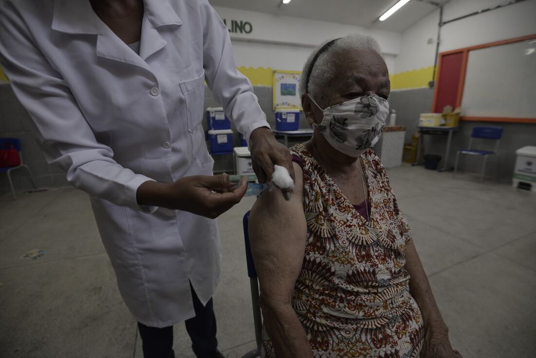 Maria José de Souza, 96 anos, sendo vacinada contra a Covid-19