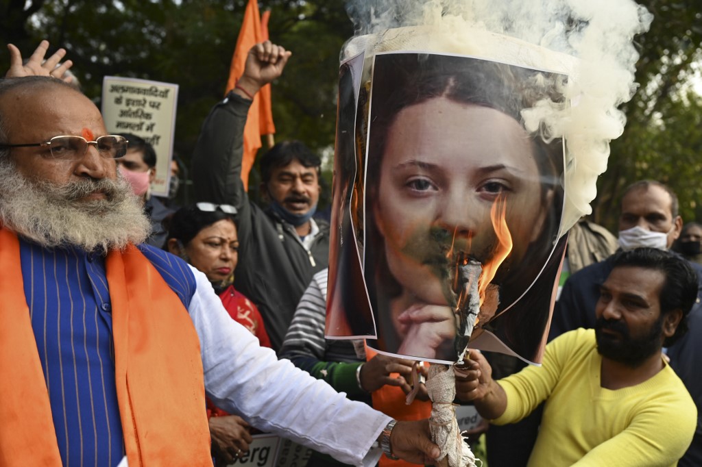 Manifestantes queimam cartaz com imagem de Greta Thunberg na Índia