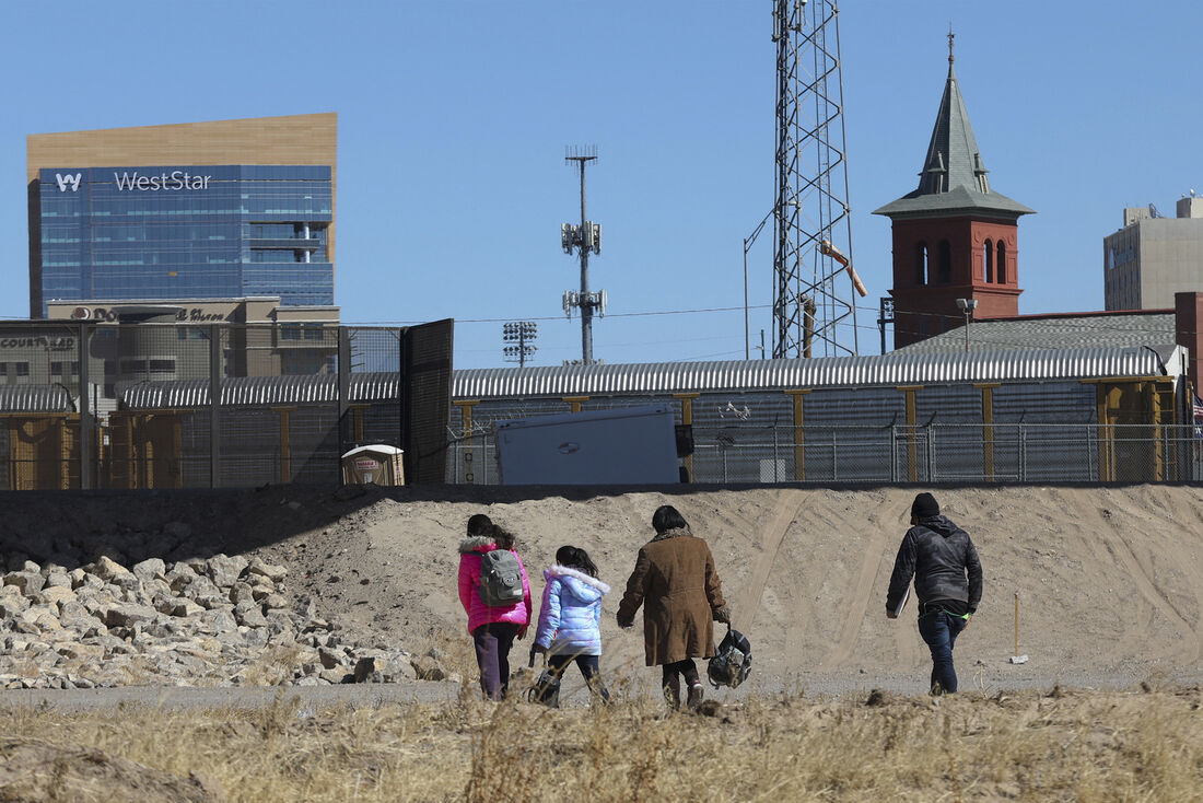 Migrantes cruzam o Rio Bravo para chegar ao estado do Texas, EUA