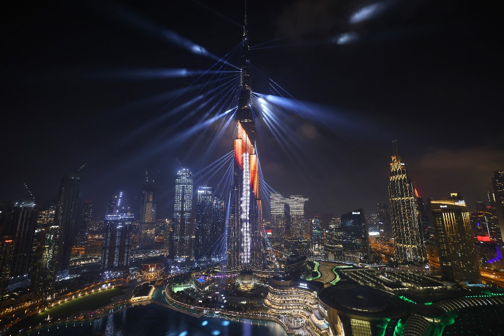 O Burj Khalifa de Dubai é iluminado quando a sonda "Esperança" entrou na órbita de Marte