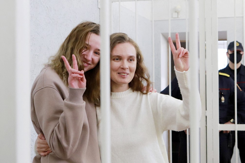 Daria Shultsova e Katerina Bakhvalova presas em Belarus nesta quinta-feira (18)