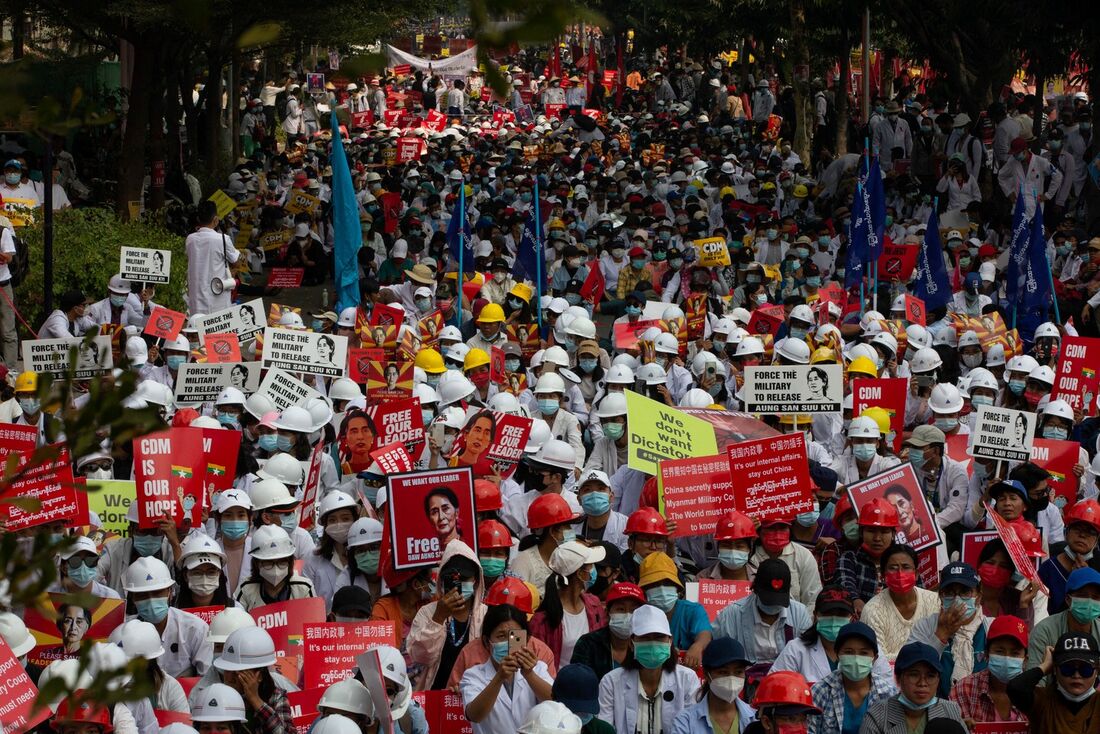 População de Mianmar protestando contra golpe militar