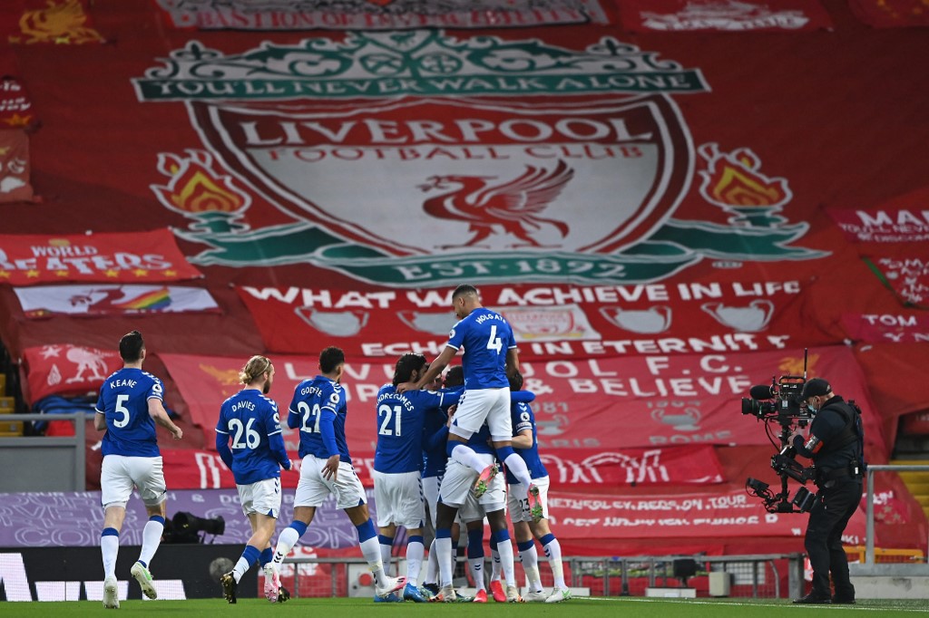 Jogadores do Everton comemoram em Anfield