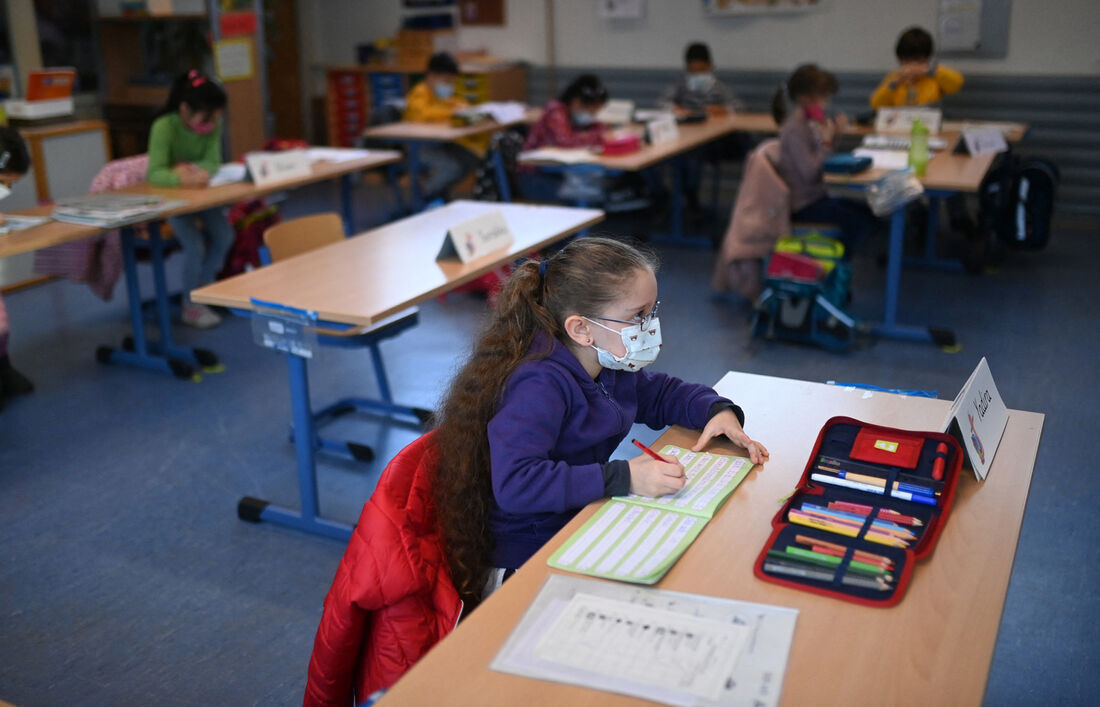 Crianças usam máscaras durante as aulas na escola primária de Petri em Dortmund