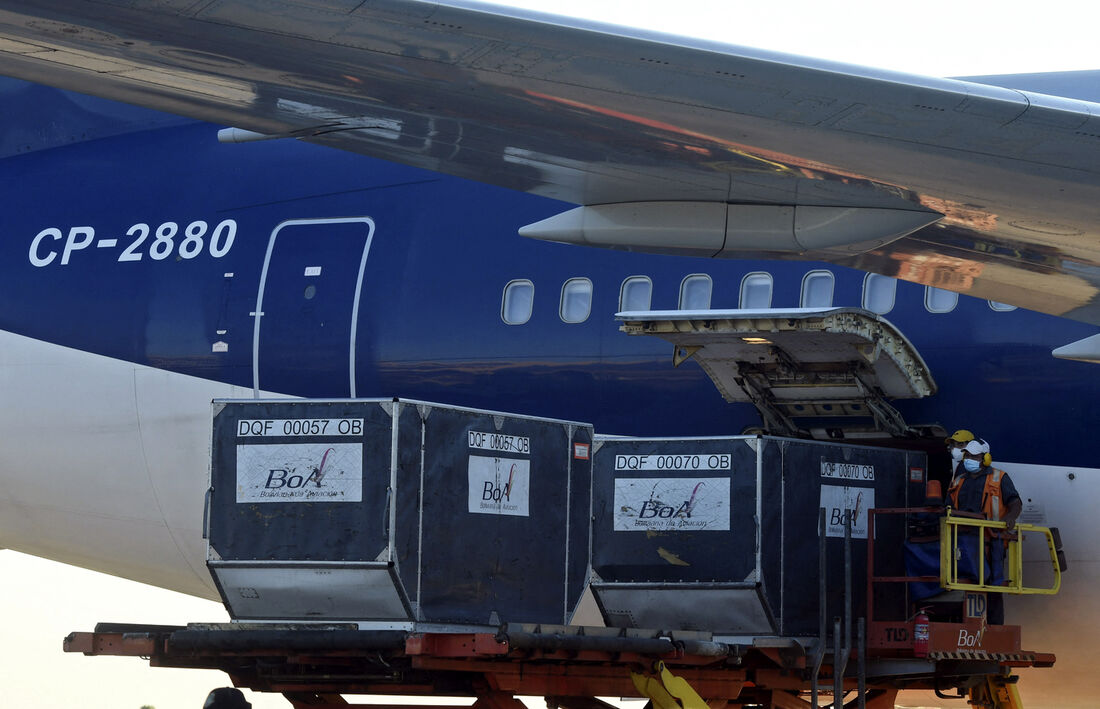 Containers com as doses da vacina no aeroporto Viru Viru em Santa Cruz de la Sierra, na Bolívia