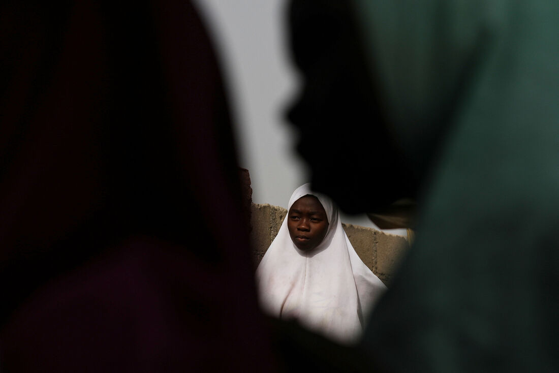 Shamsiya Muktar, uma estudante da Escola Secundária para Meninas do Governo, que fugiu de sua escola antes do sequestro de 300 estudantes no estado de Zamfara, na Nigéria