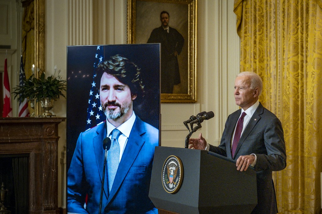 Presidente estadunidense Joe Biden conversa por vídeo com Justin Trudeau, Primeiro Ministro canadense.