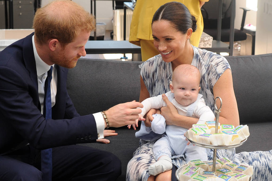 Príncipe Harry e a mulher, Meghan, seguram o filho, Archie Harrison 