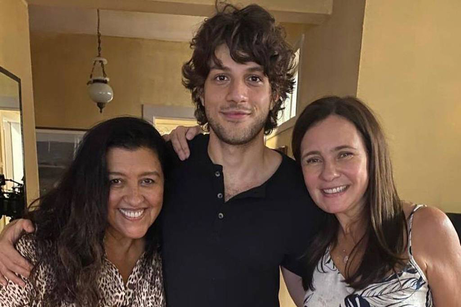 Chay Suede entre suas duas mães na novela Amor de Mãe, Regina Casé e Adriana Esteves