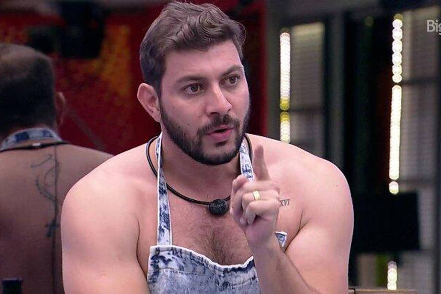 O participante Caio no BBB 21