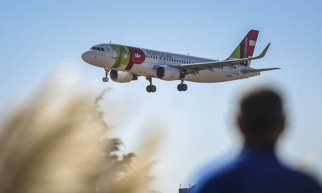 Viagem foi acertada entre os governos para possibilitar repatriação de portugueses retidos com a pandemia