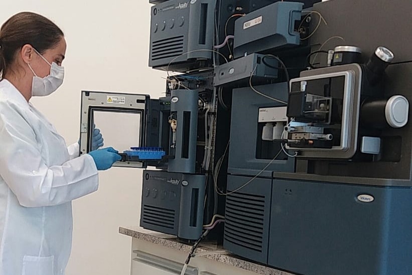 Técnica de laboratório manuseia equipamento que identifica as proteínas do plasma sanguíneo