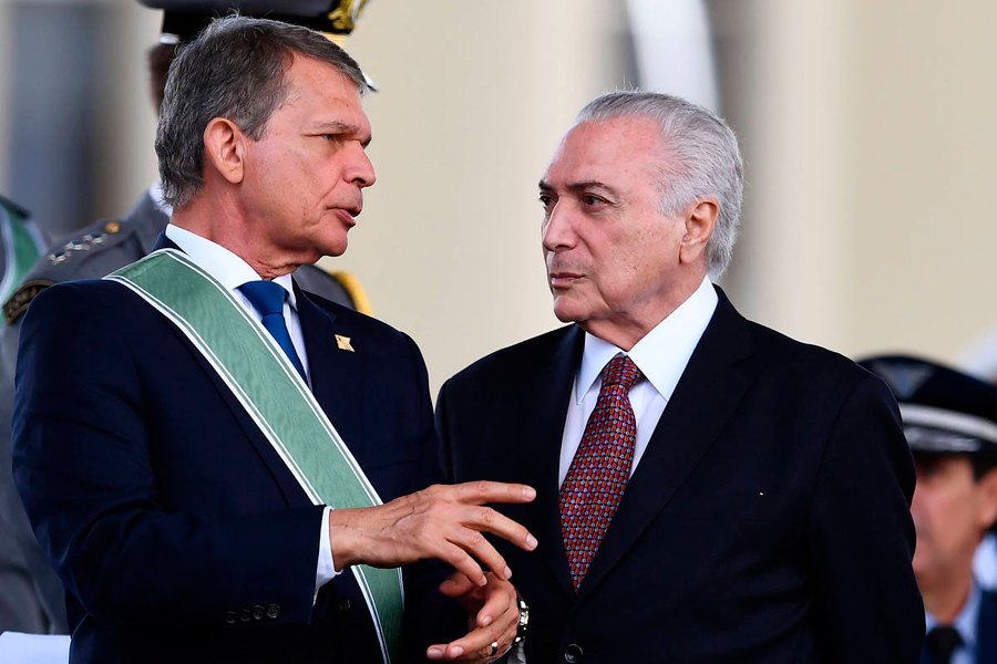 O ex-presidente ao lado de Joaquim Silva e Luna durante evento em Brasília