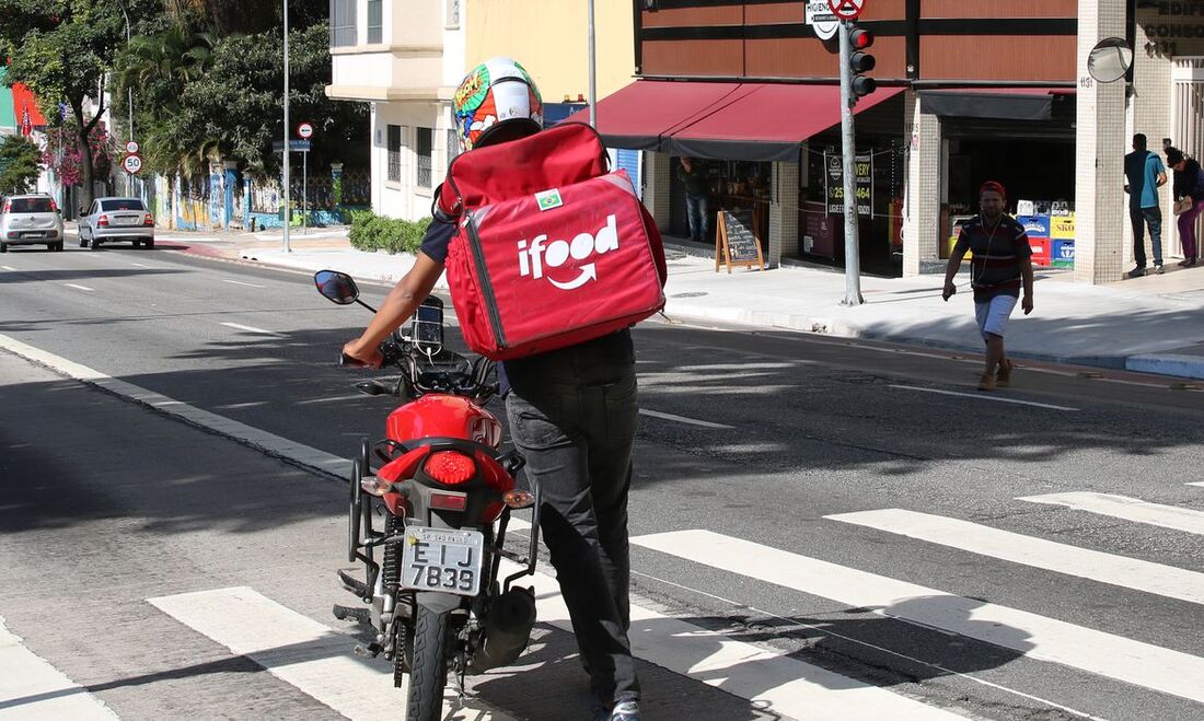 iFood investiu em ações de responsabilidade social, destinando R$ 100 milhões em apoio aos entregadores