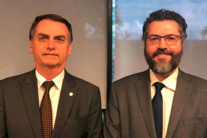 O presidente Bolsonaro e o ministro das Relações Exteriores, Ernesto Araújo