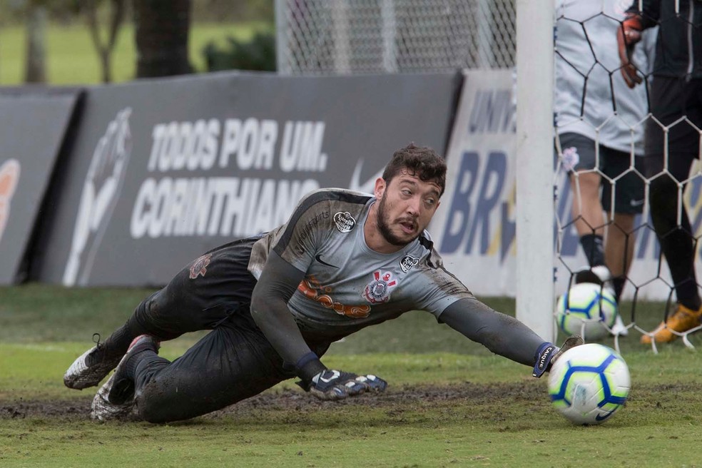 Caíque França, alvo do Náutico, disputou a última Série B pelo Oeste.