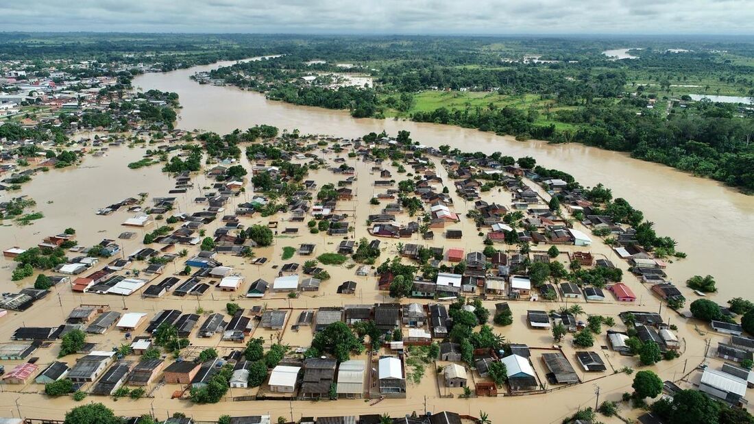 Vista aérea de ruas inundadas no bairro Navegantes de Porto Alegre, estado do Rio Grande do Sul, Brasil, em 4 de maio de 2024.