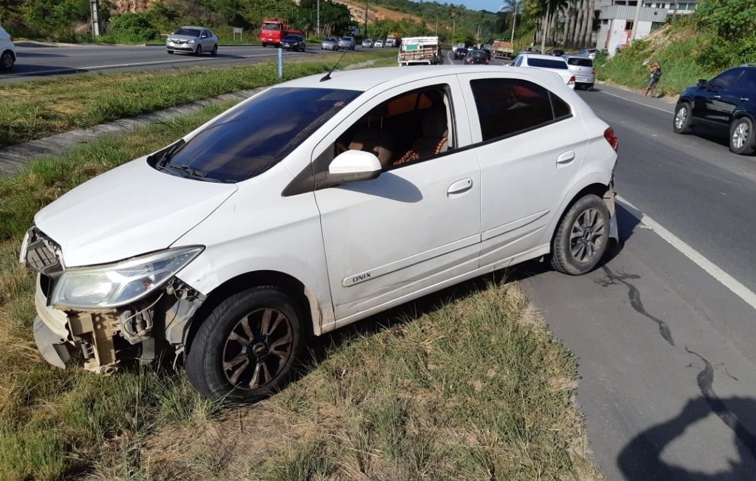 O acidente ocorreu por volta das 14h deste sábado