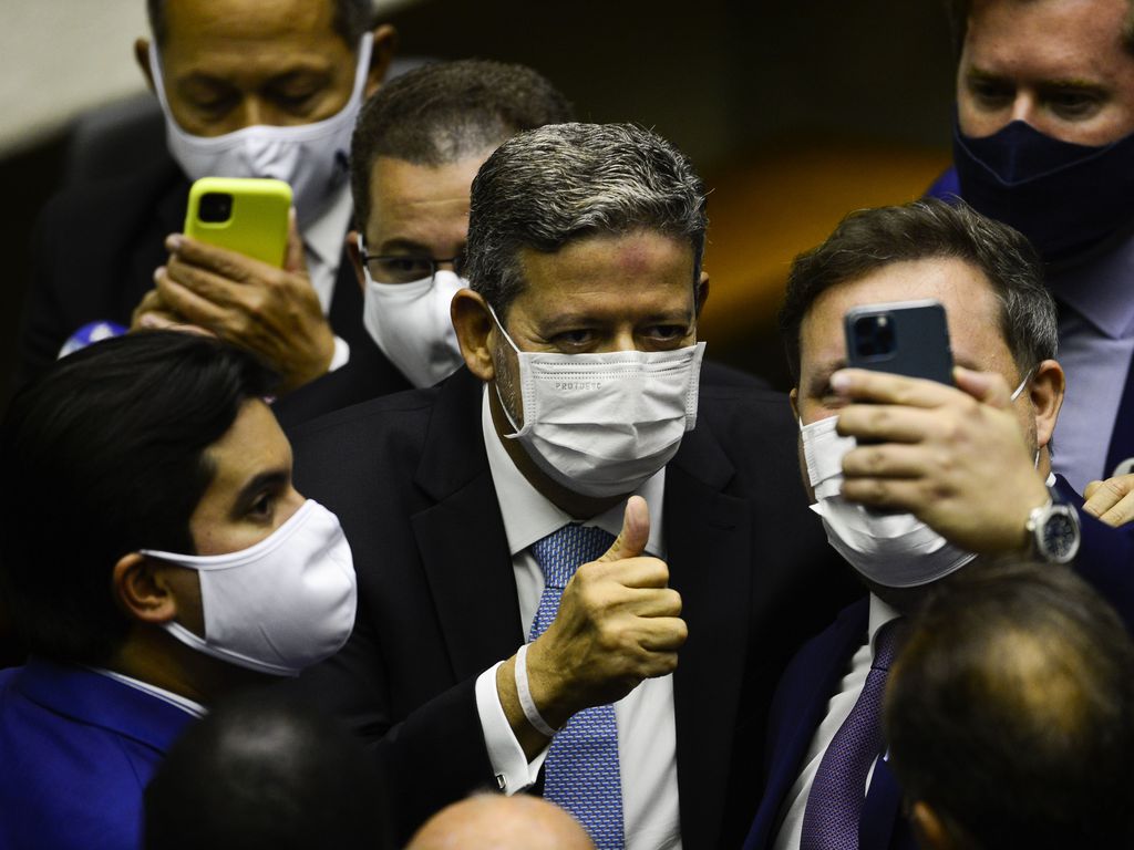 O deputado Arthur Lira cumprimenta deputados durante sessão para eleição dos membros da mesa diretora da Câmara dos Deputados