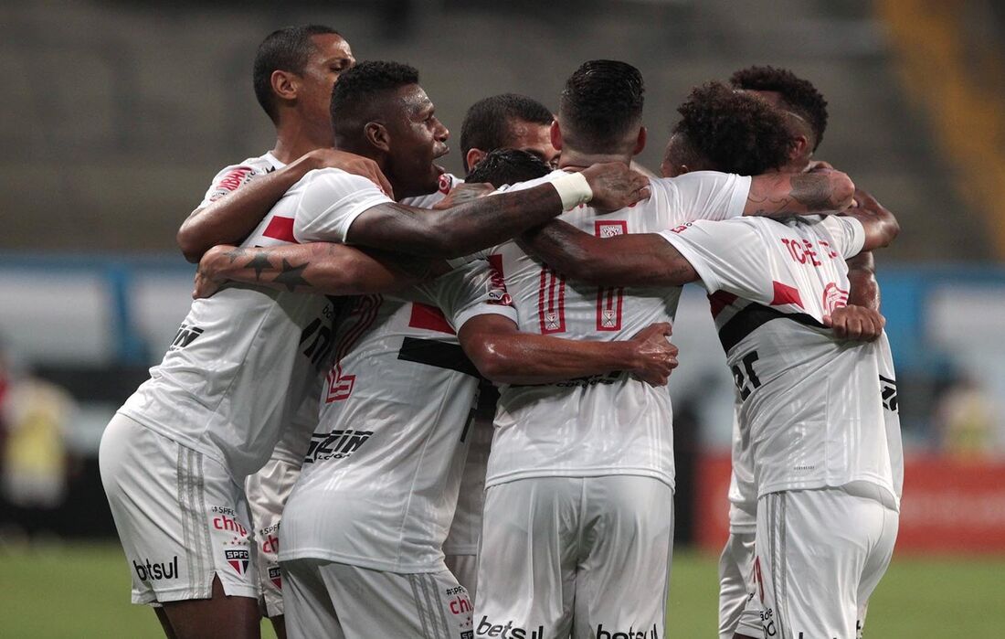 Jogadores do São Paulo comemoram gol na Arena do Grêmio