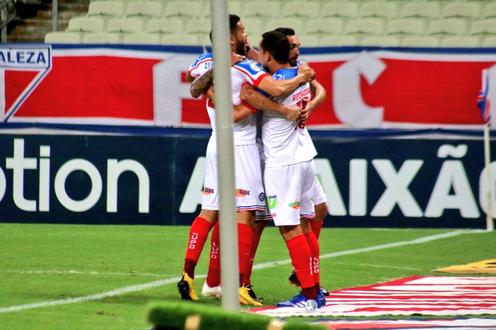 Jogadores do Bahia comemoram no Casteção