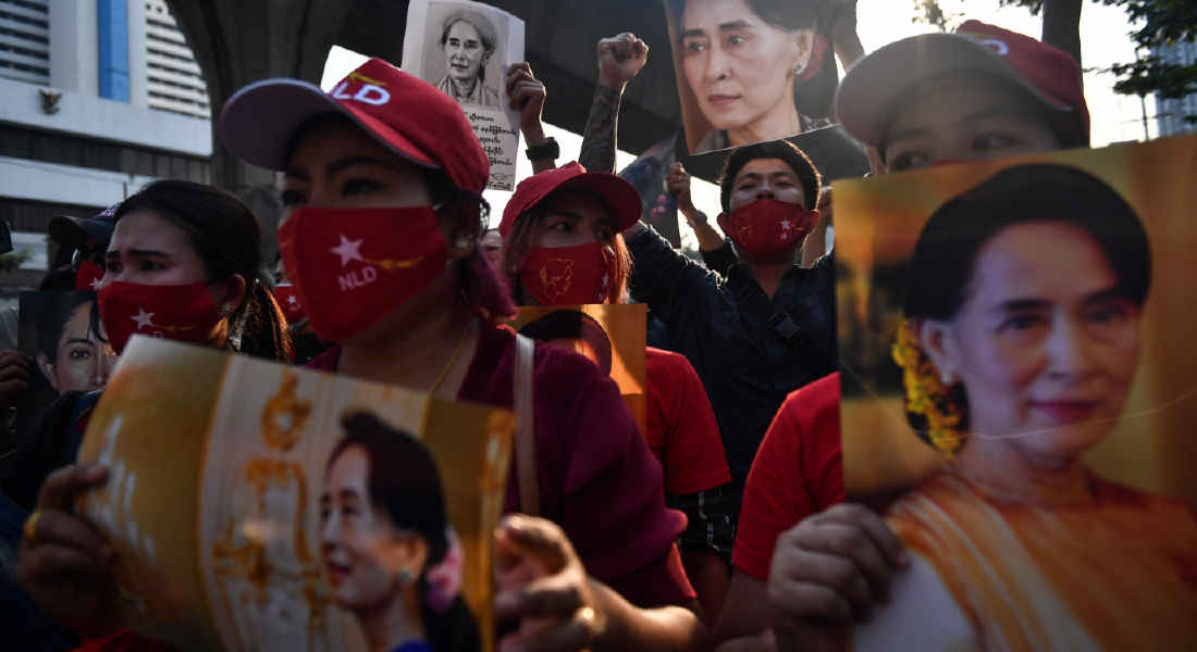 Imigrantes de Mianmar mostram retratos de Aung San Suu Kyi enquanto participavam de uma manifestação em frente à embaixada em Bangcoc