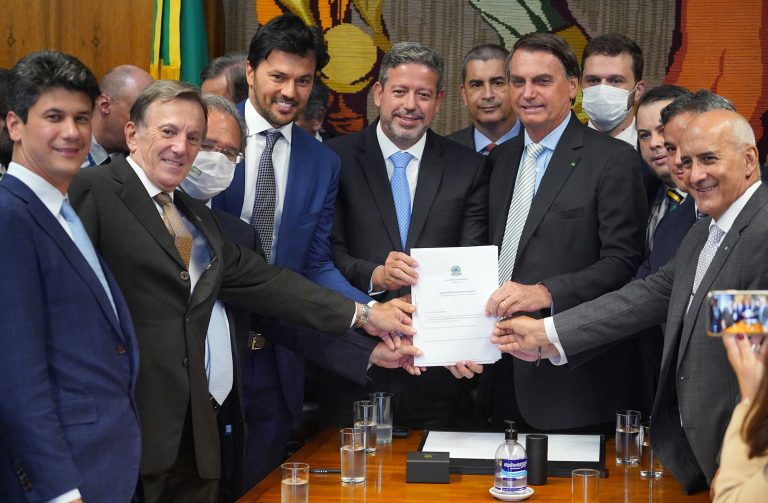 Bolsonaro entrega a Lira o projeto sobre os Correios