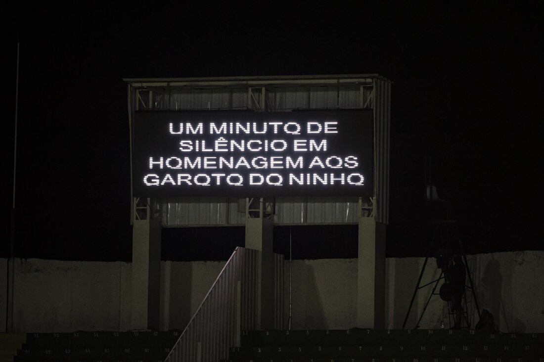 Bragantino prestou homenagem às vítimas da tragédia no jogo contra o Flamengo neste domingo (7)