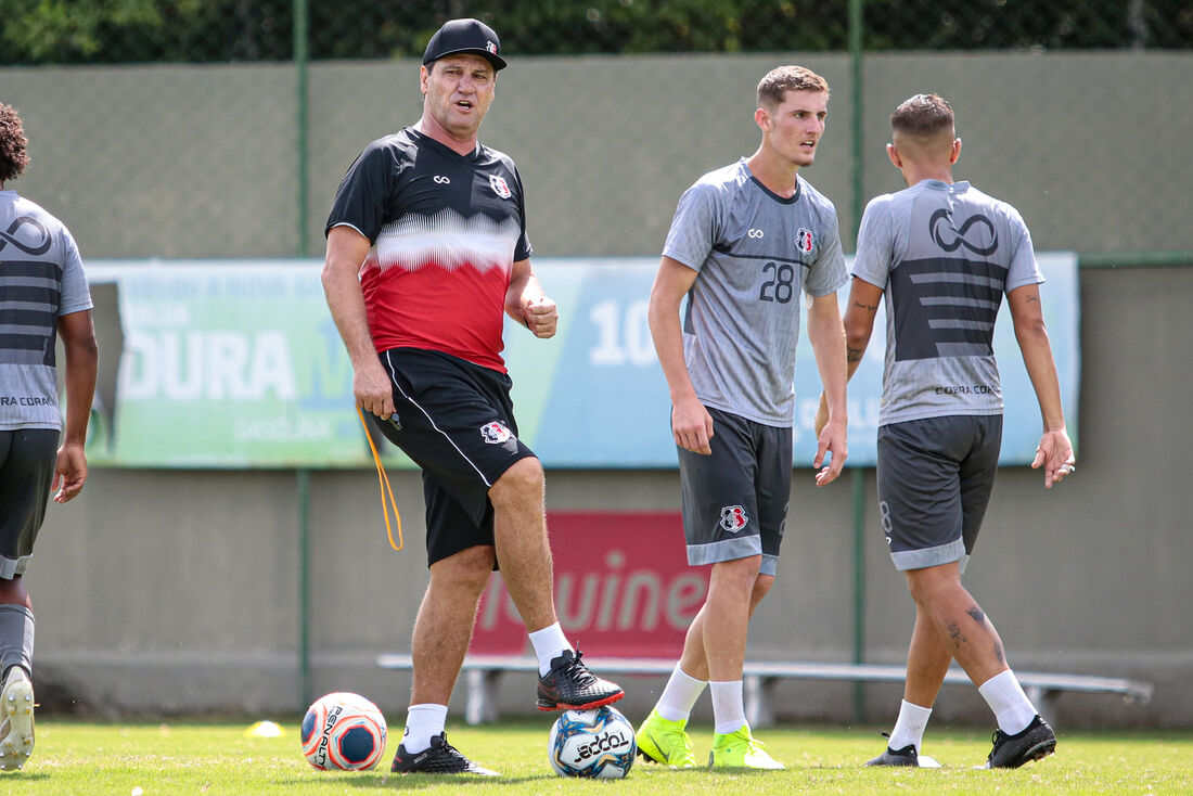 Entra a reapresentação e a partida, Santa teve pouco mais de uma semana de treinos