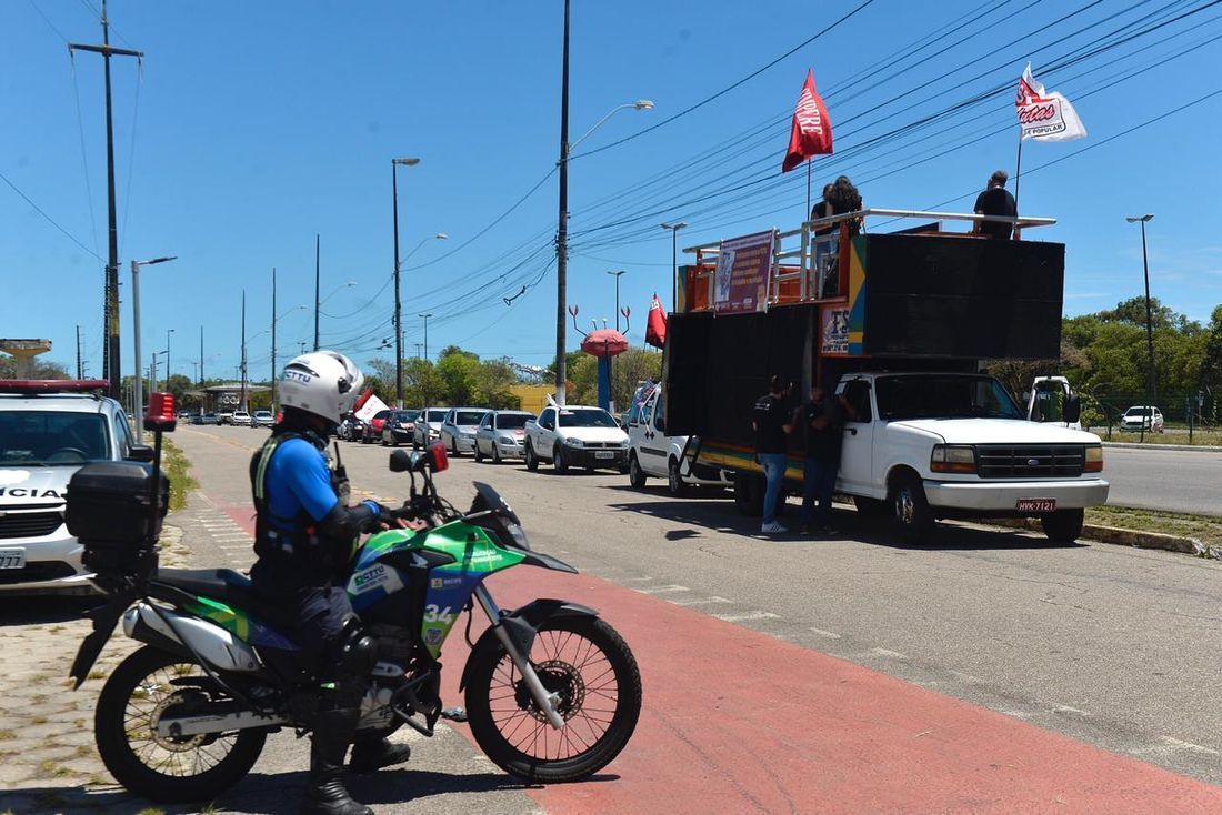 Ato é organizado pelo Sindicato Municipal dos Profissionais de Ensino da Rede Oficial do Recife (Simpere)