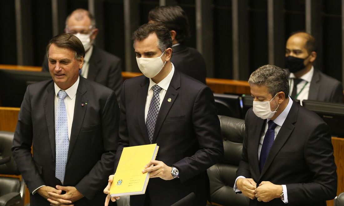 Jair Bolsonaro (esq.), Rodrigo Pacheco (meio), Arthur Lira (dir.)