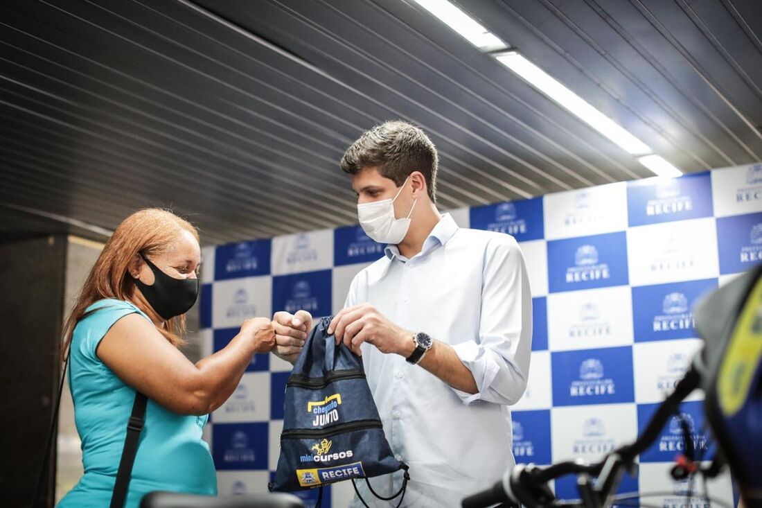 João Campos entrega kits do Renda por App