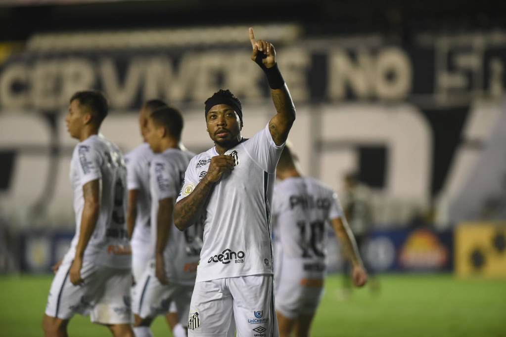 Marinho marcou o primeiro gol da partida, se juntando a Claudinho, do Bragantino, na artilharia do campeonato, com 17 gols