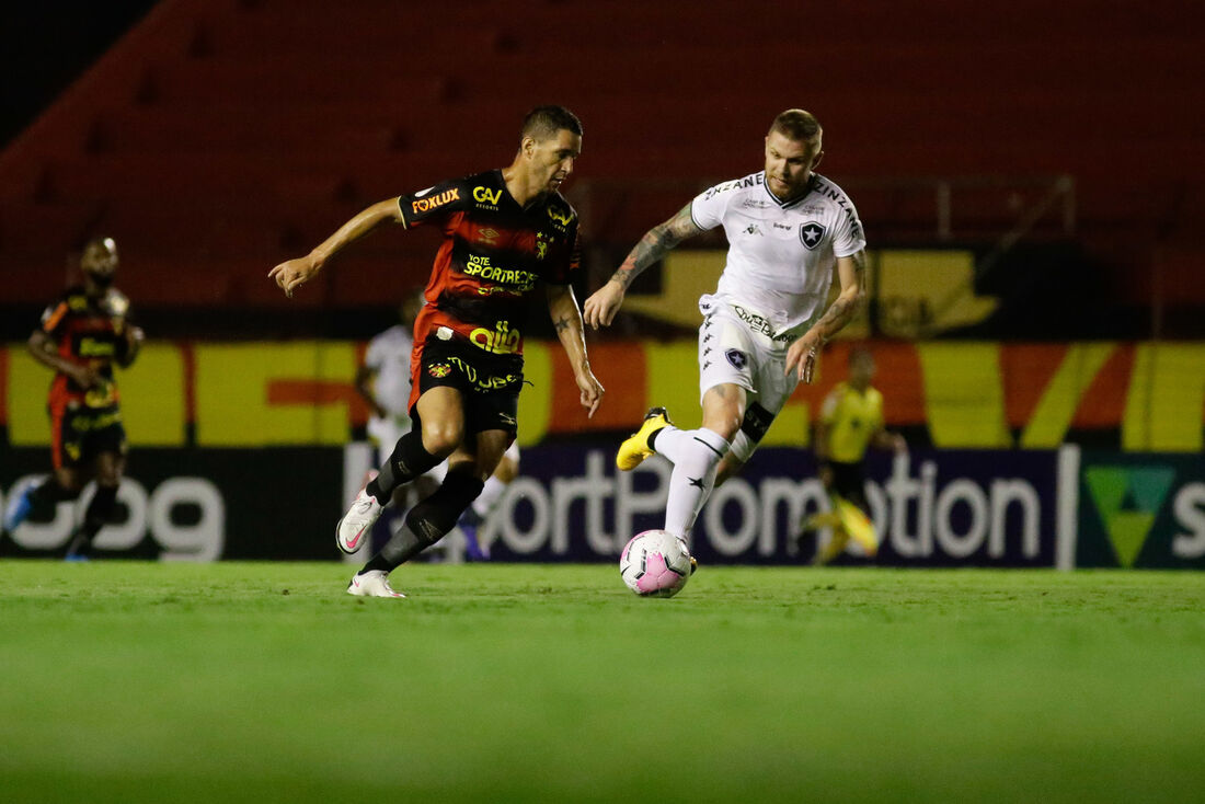 Thiago Neves em ação contra o Botafogo no primeiro turno