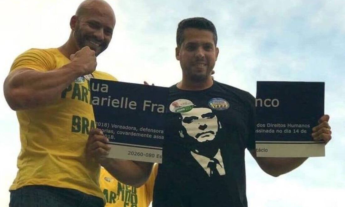 Deputado Silveira quebrou a placa da rua que homenageia a vereadora Marielle Franco, assassinada a tiros em 2018