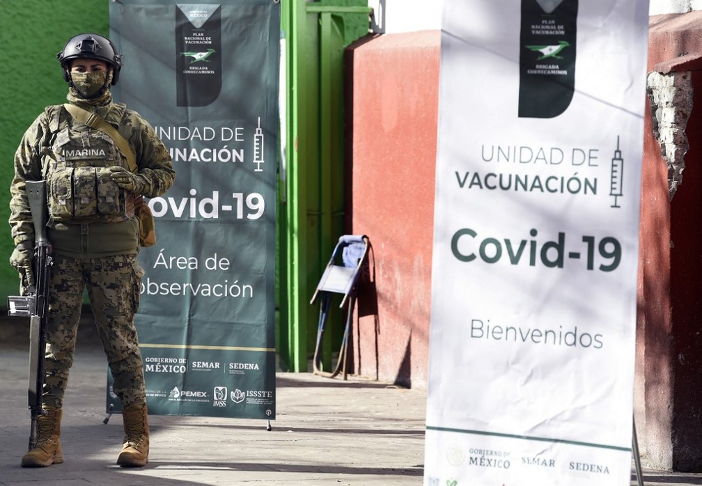 Soldado guarda posto de vacinação contra a Covid-19 na Cidade do México em 15 de fevereiro