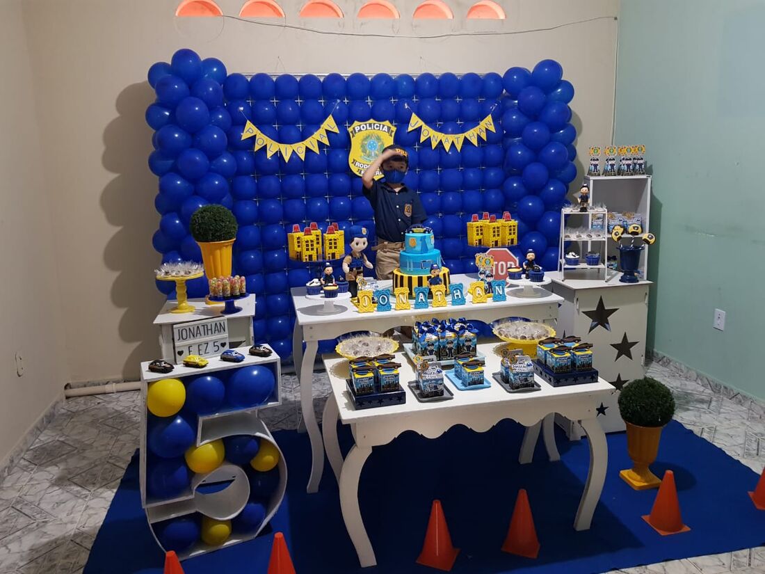 Festa de Jhonatan teve bolo e decoração nas cores da PRF