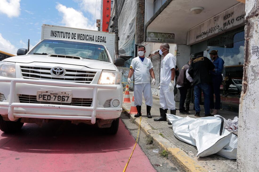 Mulher de 60 anos morreu depois de ser atingida por um pedaço da fachada do edifício