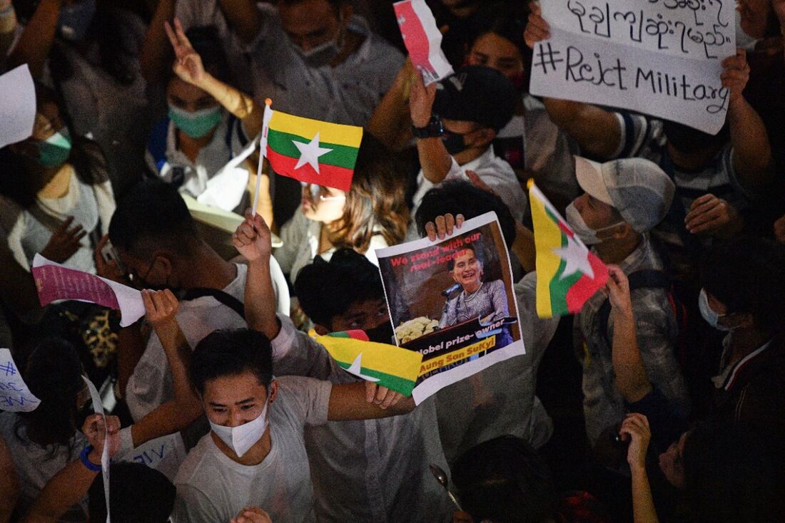 Manifestantes segura uma placa com a imagem da líder civil de Myanmar detida, Aung San Suu Kyi