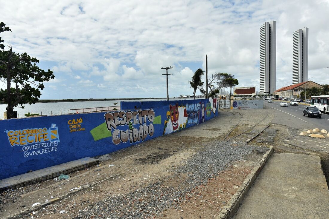 Arte do projeto Colorindo o Recife em muro próximo à Ponte Giratória, no Centro