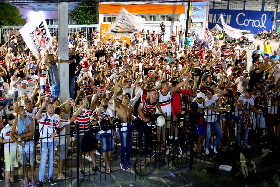 Torcida do Santa Cruz comemora, na frente do Arruda, a vitória da chapa ProSanta