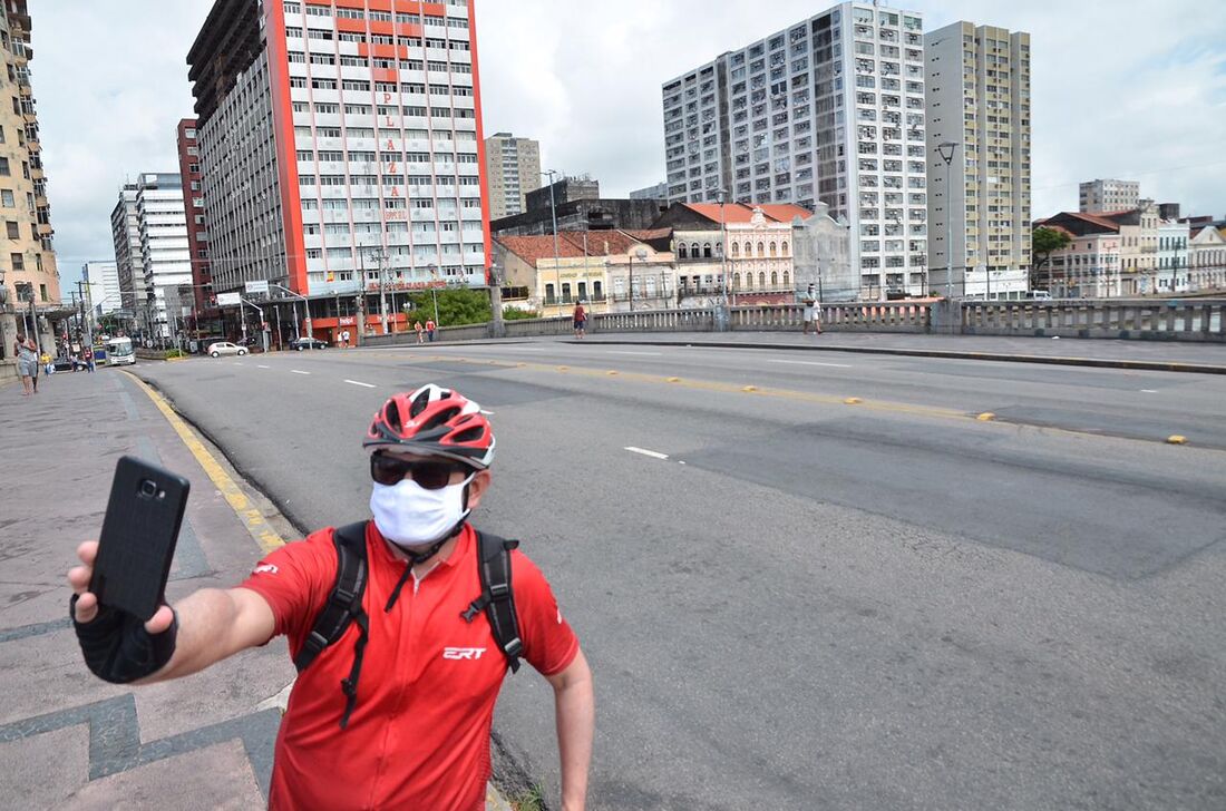 Contador Antônio Carlos faz selfie no vazio da ponte Duarte Coelho onde tradicionalmente ficava a escultura do Galo Gigante