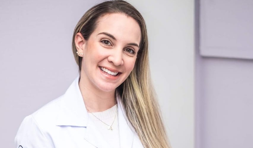 A fisioterapeuta Dermato Funcional, Andréa Maciel usa a argila facial nos tratamentos com seus pacientes.