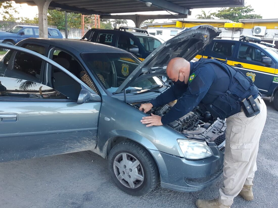 Dois homens foram detidos pela PRF com um carro roubado, modelo Chevrolet Classic, na BR-101