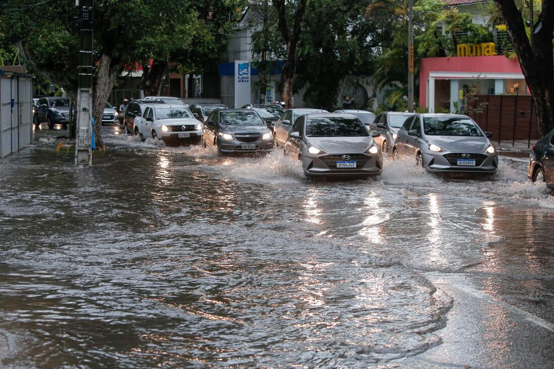 Ponto de alagamento na rua Amélia, no cruzamento com a rua do Espinheiro