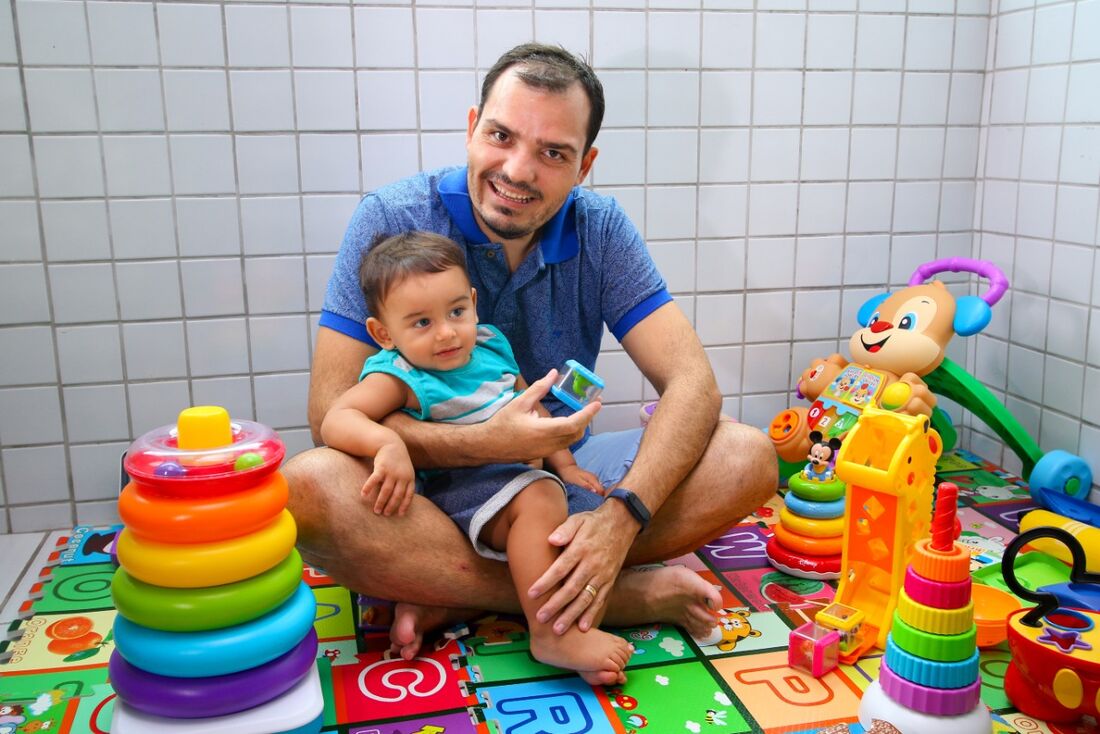 Adriano Negreiros, 36, com o filho, Júlio César, 1