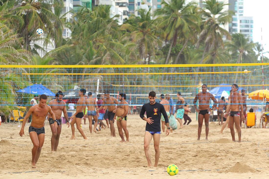 Praia de Boa Viagem. Na foto, o trecho de praia que tem aglomeração, com muita gente na faixa de areia jogando futvôlei.